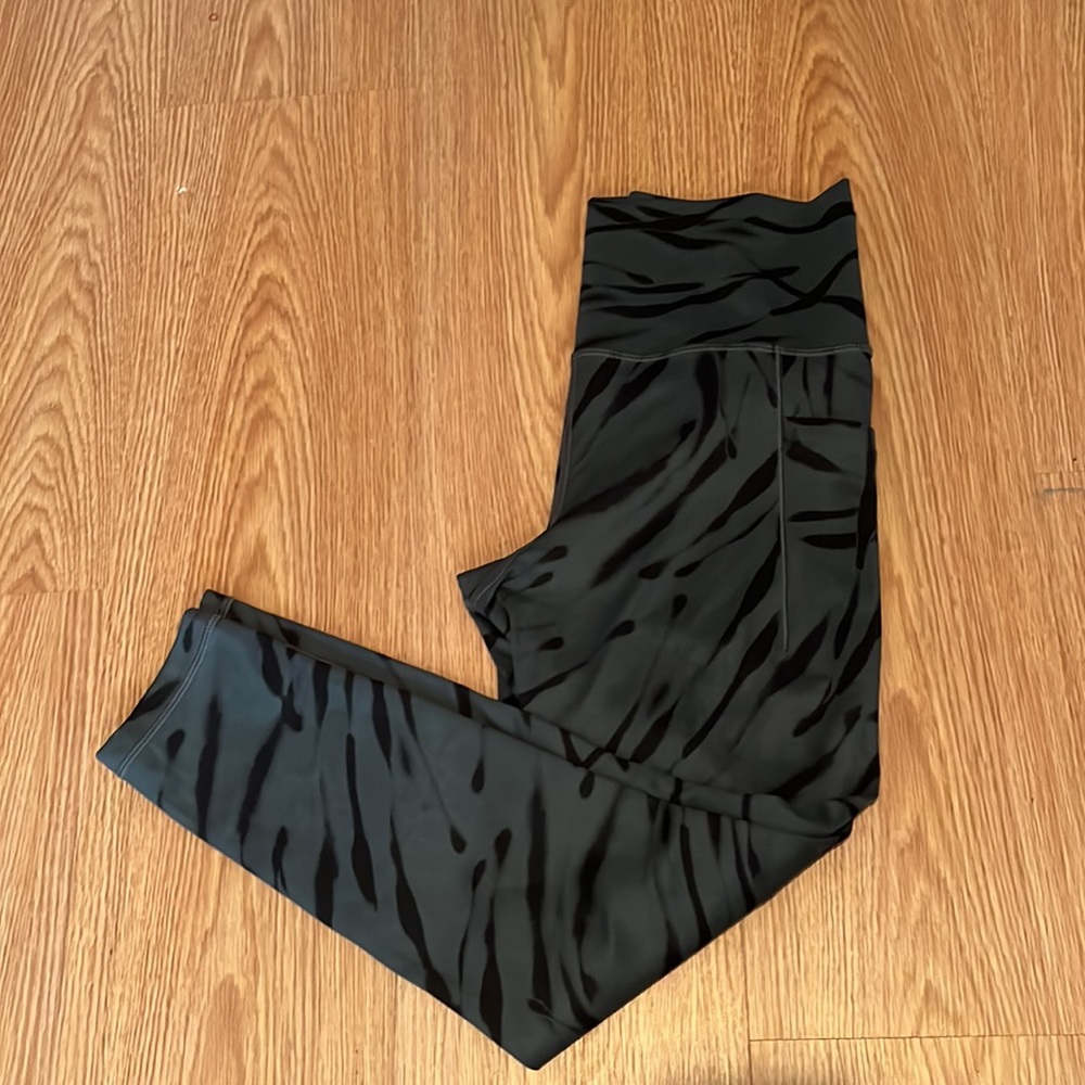 Athleta salutation stash pocket II 7/8 legging grey and black zebra print small